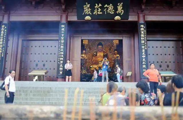 为何大多数寺庙，都禁止游客对着佛像拍照？网友：换谁也不敢