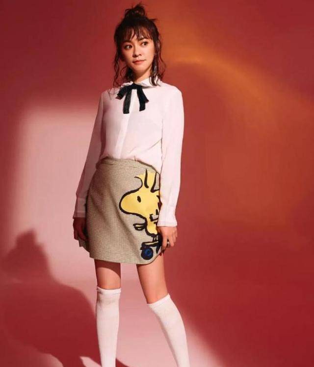 原创陈意涵状态让人好心疼干瘪身材连吊带装都撑不起年龄感太明显