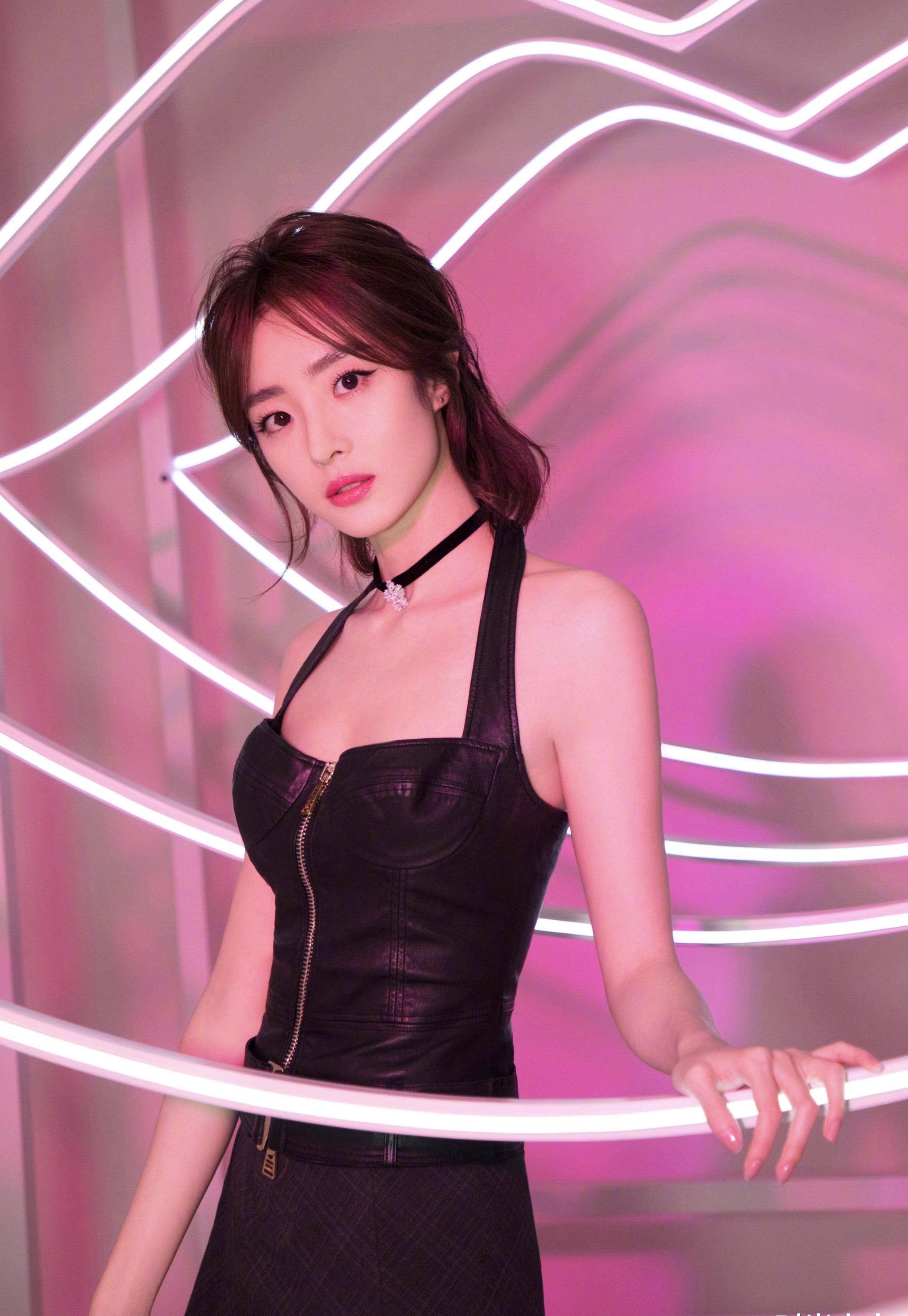 胡冰卿参加腾讯视频年度发布会,黑色时尚修身裙,气质一下上来了_风格