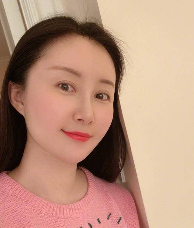 32岁舒畅晒绘画作品艺术天分十足,素颜自拍略显发福状态好_森林_雪山