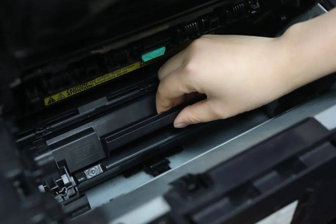 01,取出旧硒鼓那么如何更换硒鼓呢?超详细安装硒鼓步骤来了!