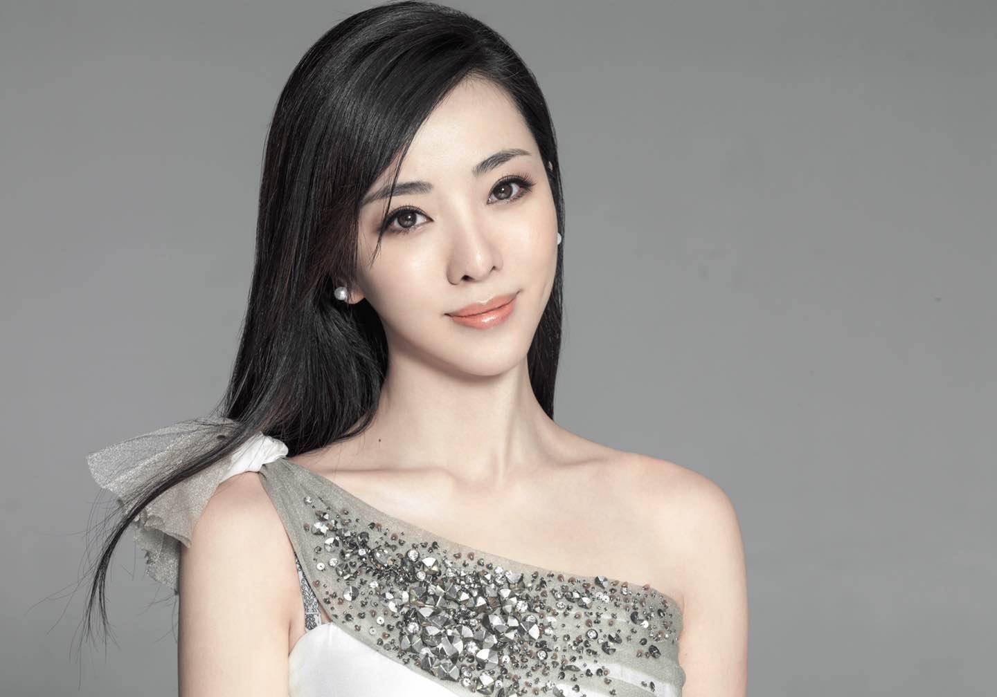 美女主持李思思晒健身房自拍,无惧素颜出镜,皮肤白皙身材苗条_运动鞋