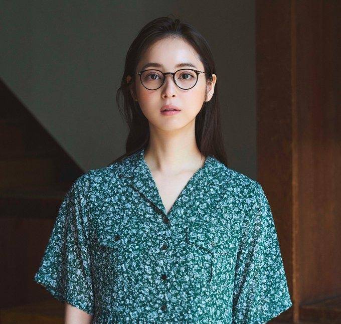 佐佐木希自有品牌发布新品眼镜力挺不忠诚老公复出未果拼命赚钱