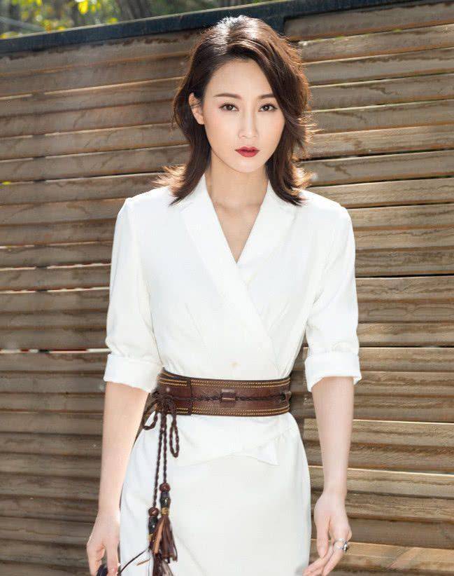 原创林鹏一袭白色长裙好时尚双重绑带流苏好吸睛身材果然很好看