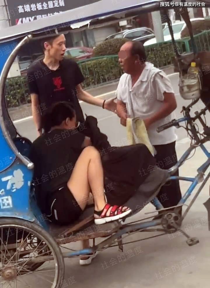 浙江：三轮车夫被女子当街锁喉，既可怜又可恨，穷也不能不负责任