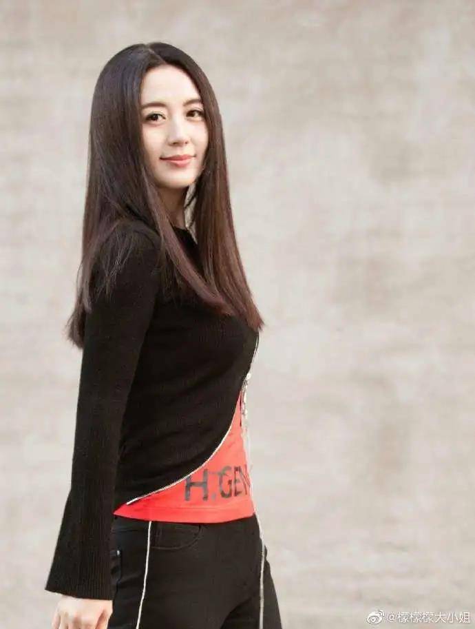 长发飘飘,一张清冷忧郁的脸庞,仿佛诉说着无尽故事,整个人婉约温柔,太