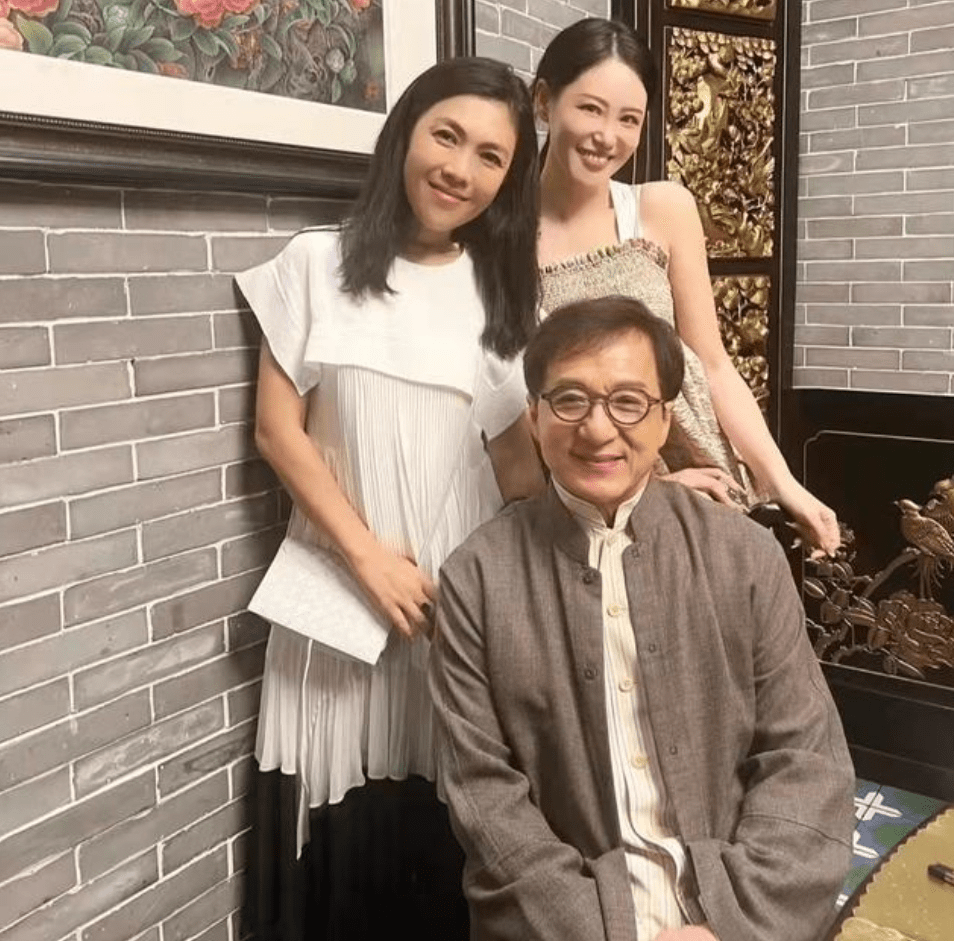 68岁成龙与网红美女亲密合影,穿着低调有精神,连吃三碗饭胃口好_传奇