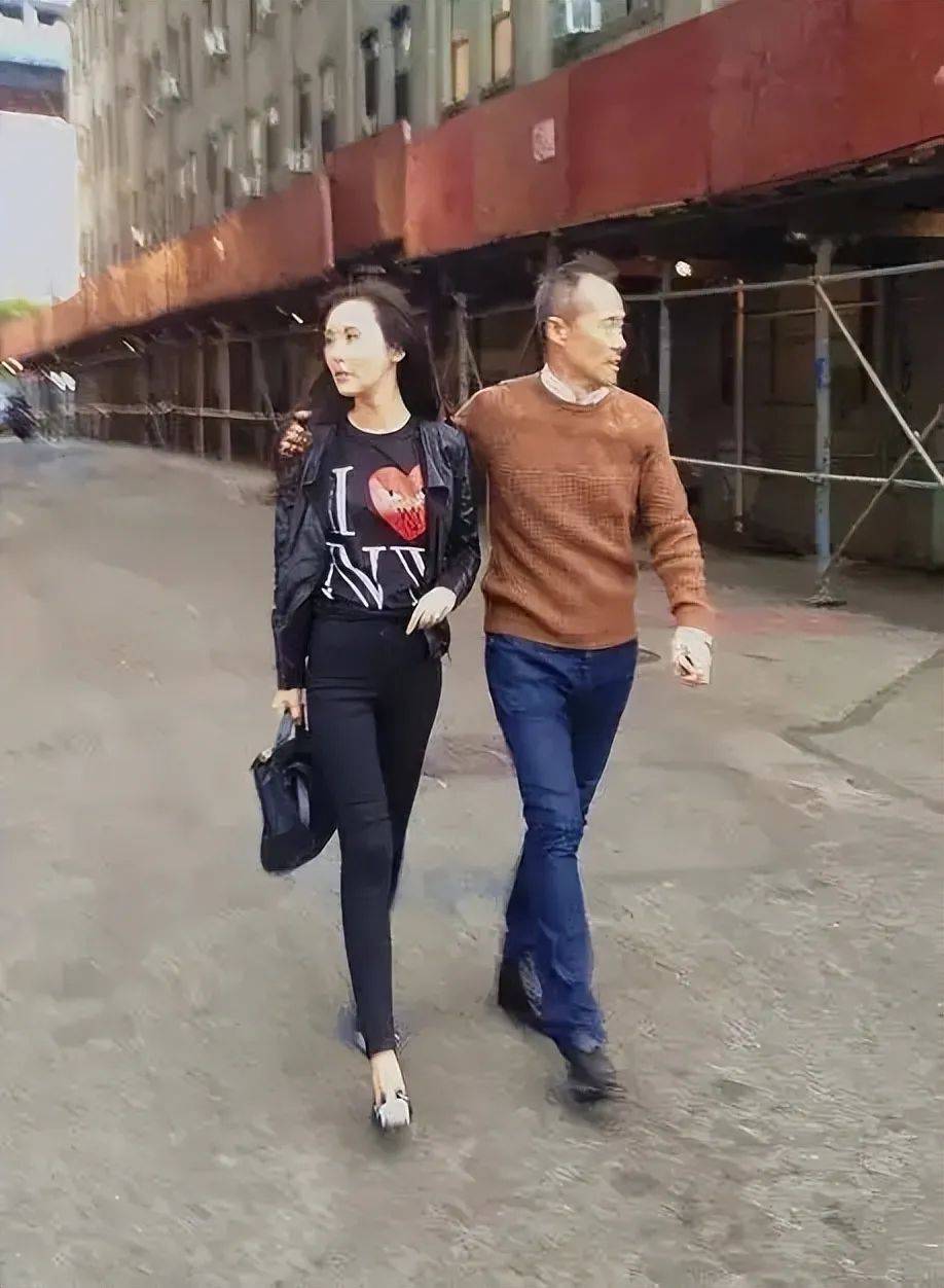 王石携小30岁娇妻逛街,田朴珺打扮活力似少女,王总搭肩搂腰好宠溺