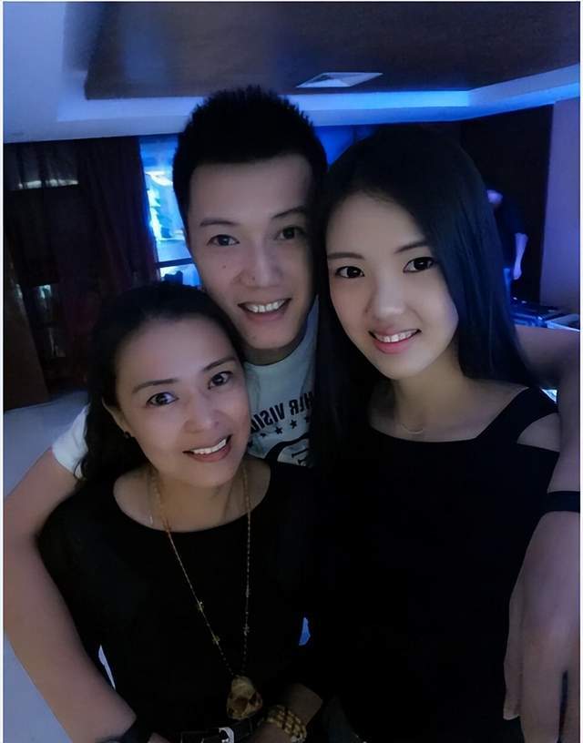 张常宁大婚四代同堂13口合照,男帅女靓大长腿光彩照人_张晨正_张友_江