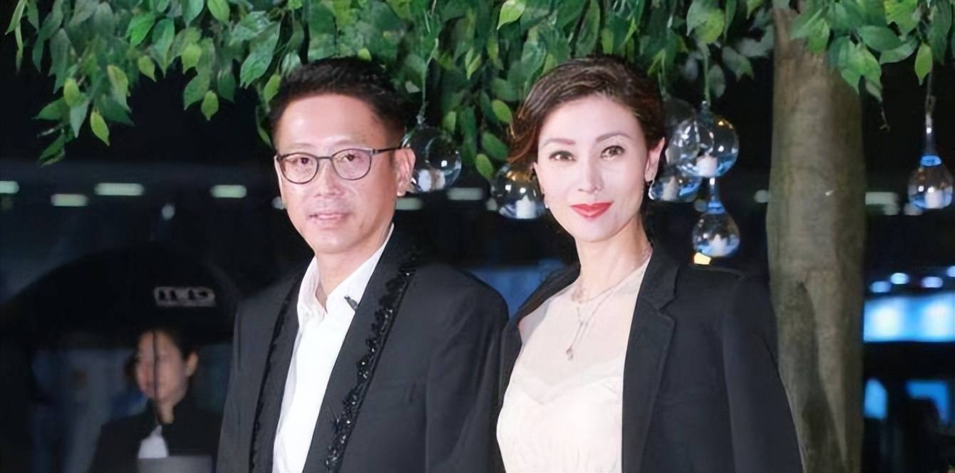 许晋亨拄拐杖去医院李嘉欣却不在身边他是否后悔放弃何超琼