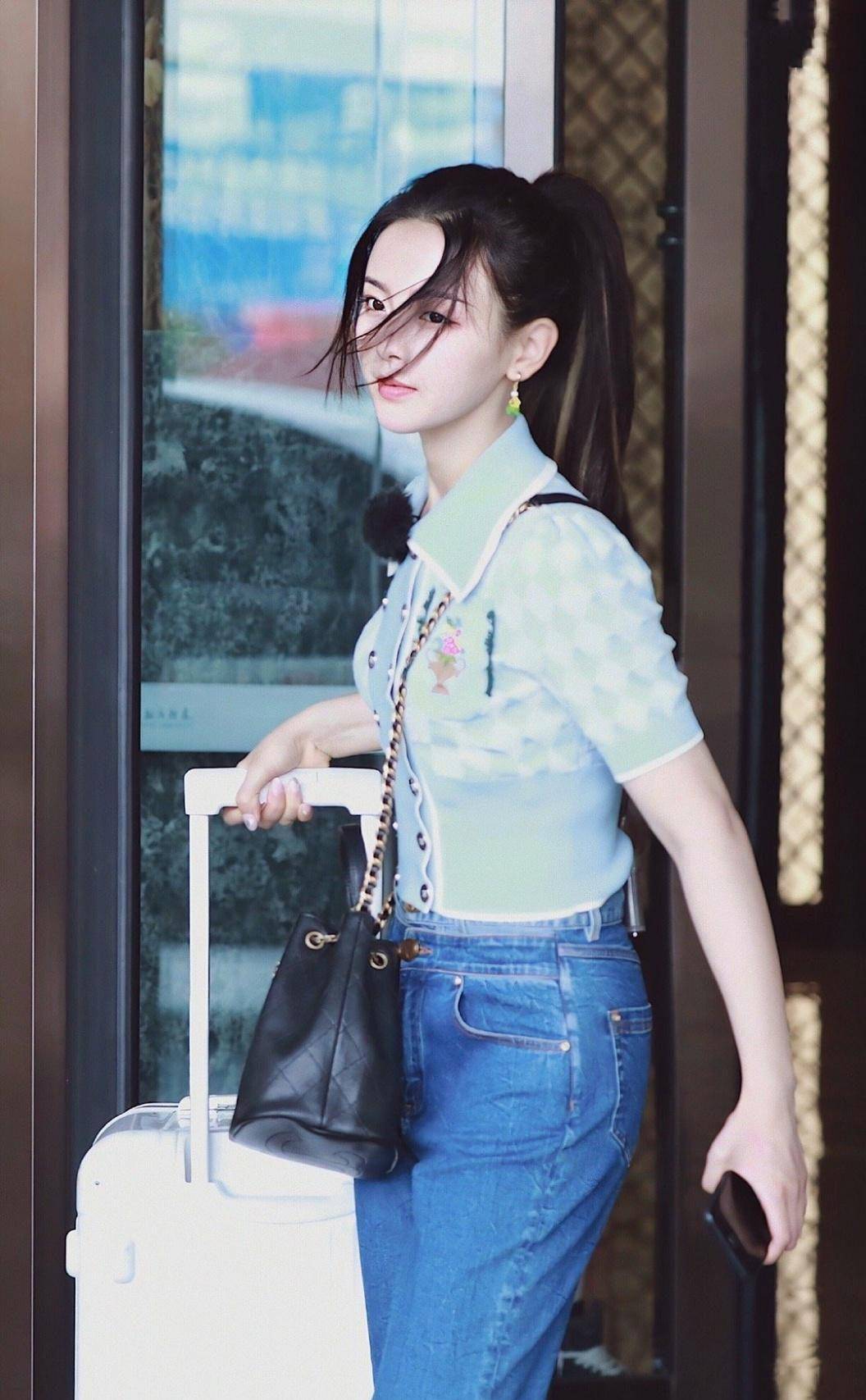 杨超越穿搭好随意, 白t搭配单肩背带短裤耍帅,双马尾造型太可爱_款式