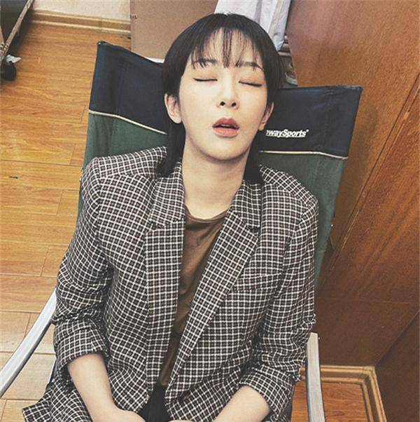 女星睡姿图片,热巴时尚,赵丽颖迷人,看到杨紫:颜值减半!