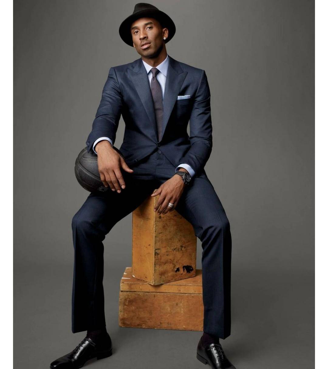 科比穿搭这套深蓝色西服套装,看上去有很好的绅士风度和气质.