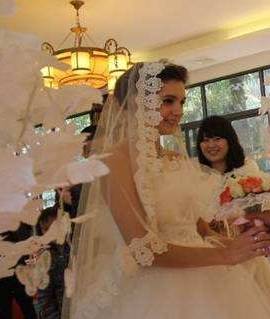 在俄罗斯做女婿的中国小伙，有豪车别墅，结婚2年后却坚决要回国