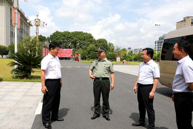 向恒林,戴晓军开展"八一"走访慰问活动_指战员_湘西_节日