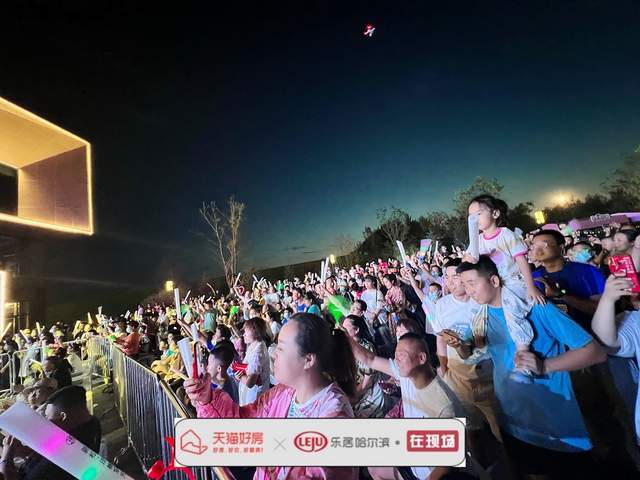 开放当日晚五点三十分便是斯卡拉之夜星光音乐节,东方斯卡拉文化传媒