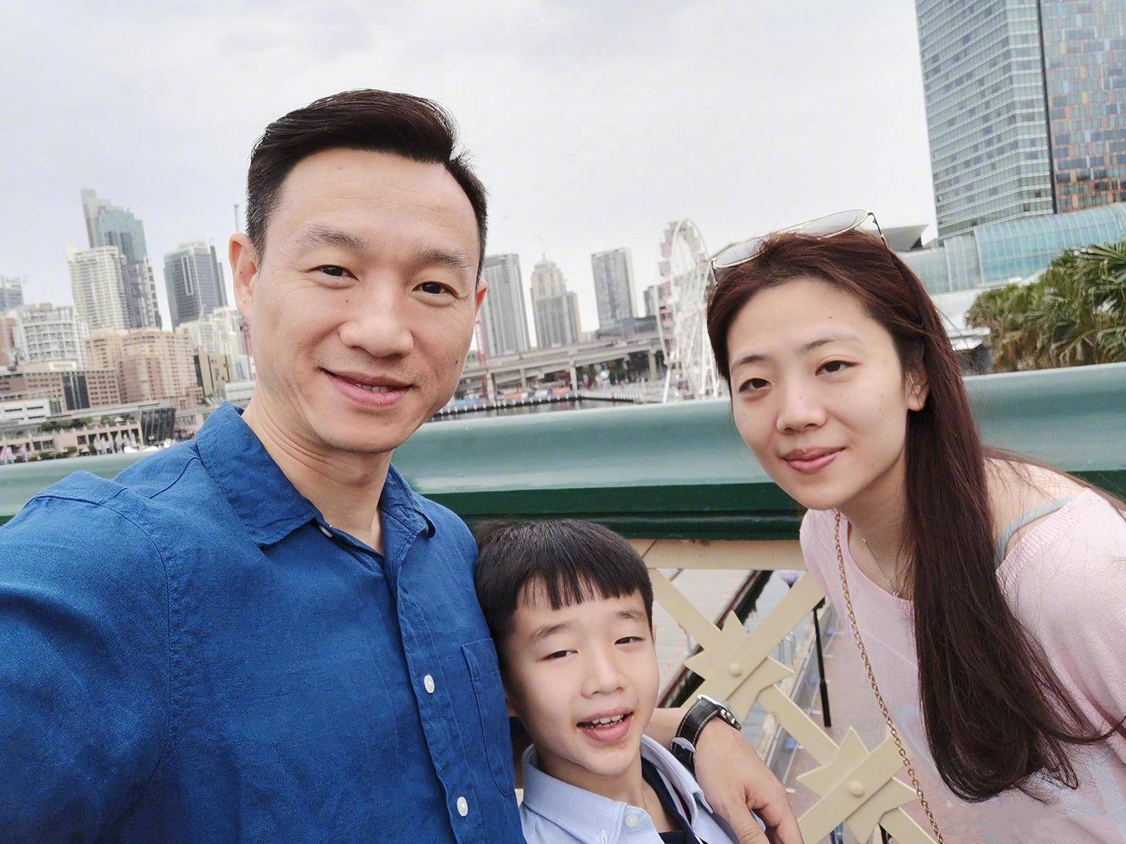 原创杨威一家拍写真父子同框像兄弟杨阳洋和双胞胎妹妹有爱互动