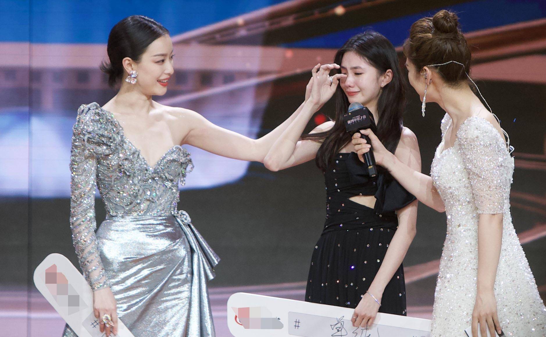 原创两代谋女郎同台倪妮一袭露肩裙优雅大气刘浩存哭红双眼好清纯