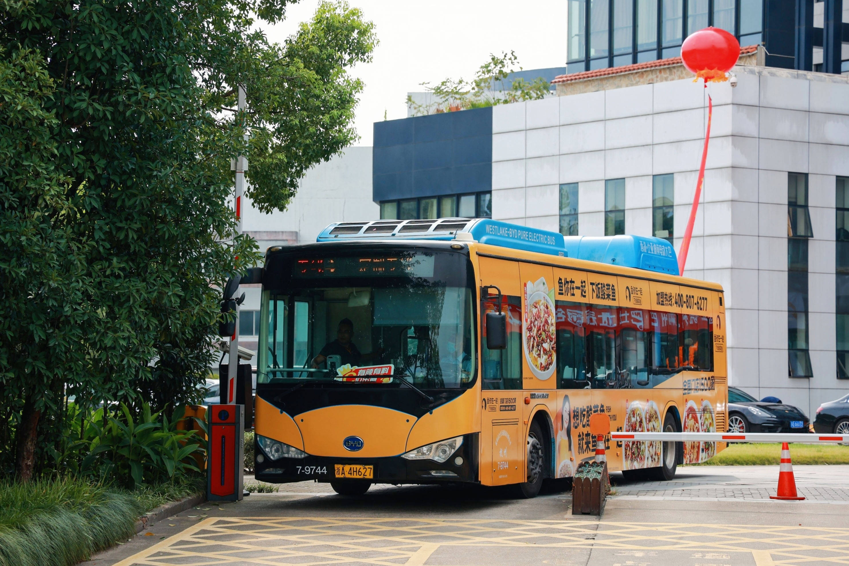 鱼你在一起品牌冠名巴士杭州隆重首发