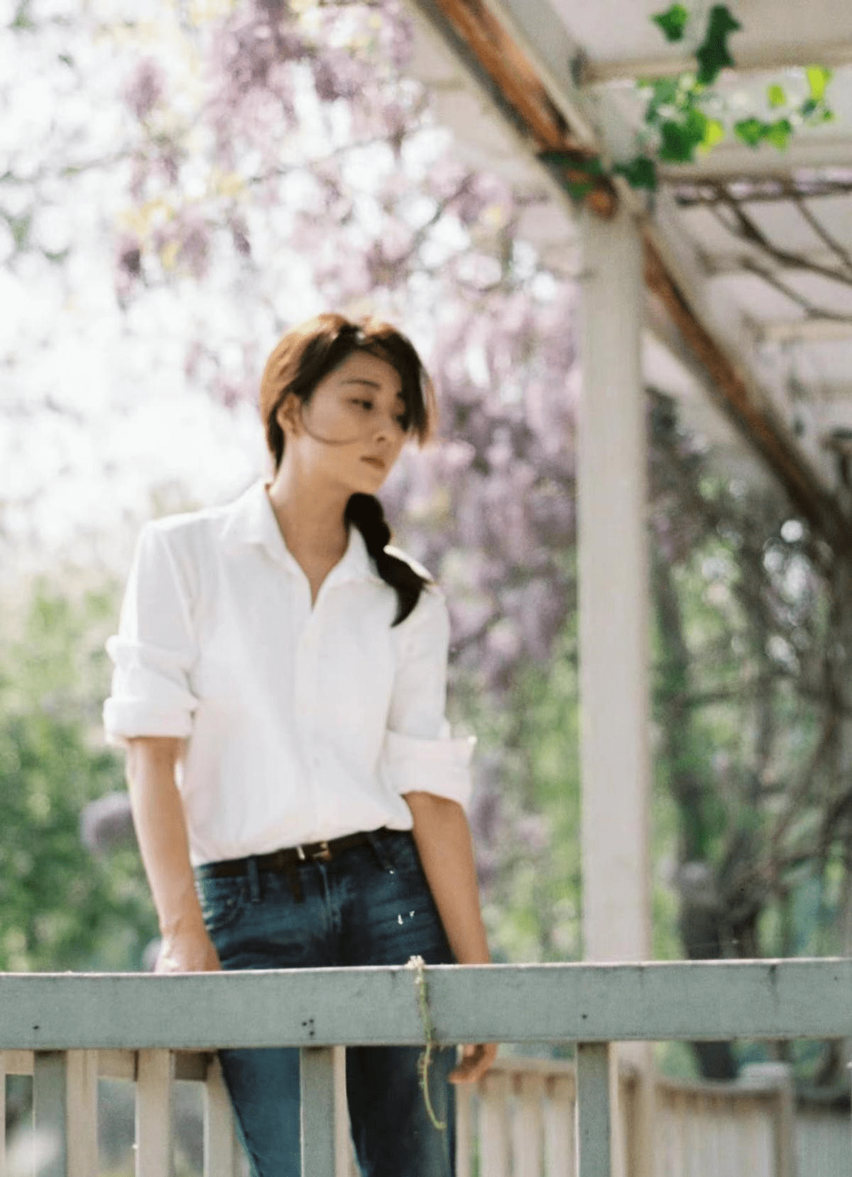 近日,殷桃在社交平台上与粉丝们分享了自己的最新美照.