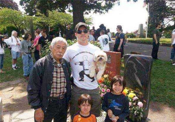 李小龙的日本大弟子,一生为他守墓,如今96岁仍坚持每周扫墓一次_木村