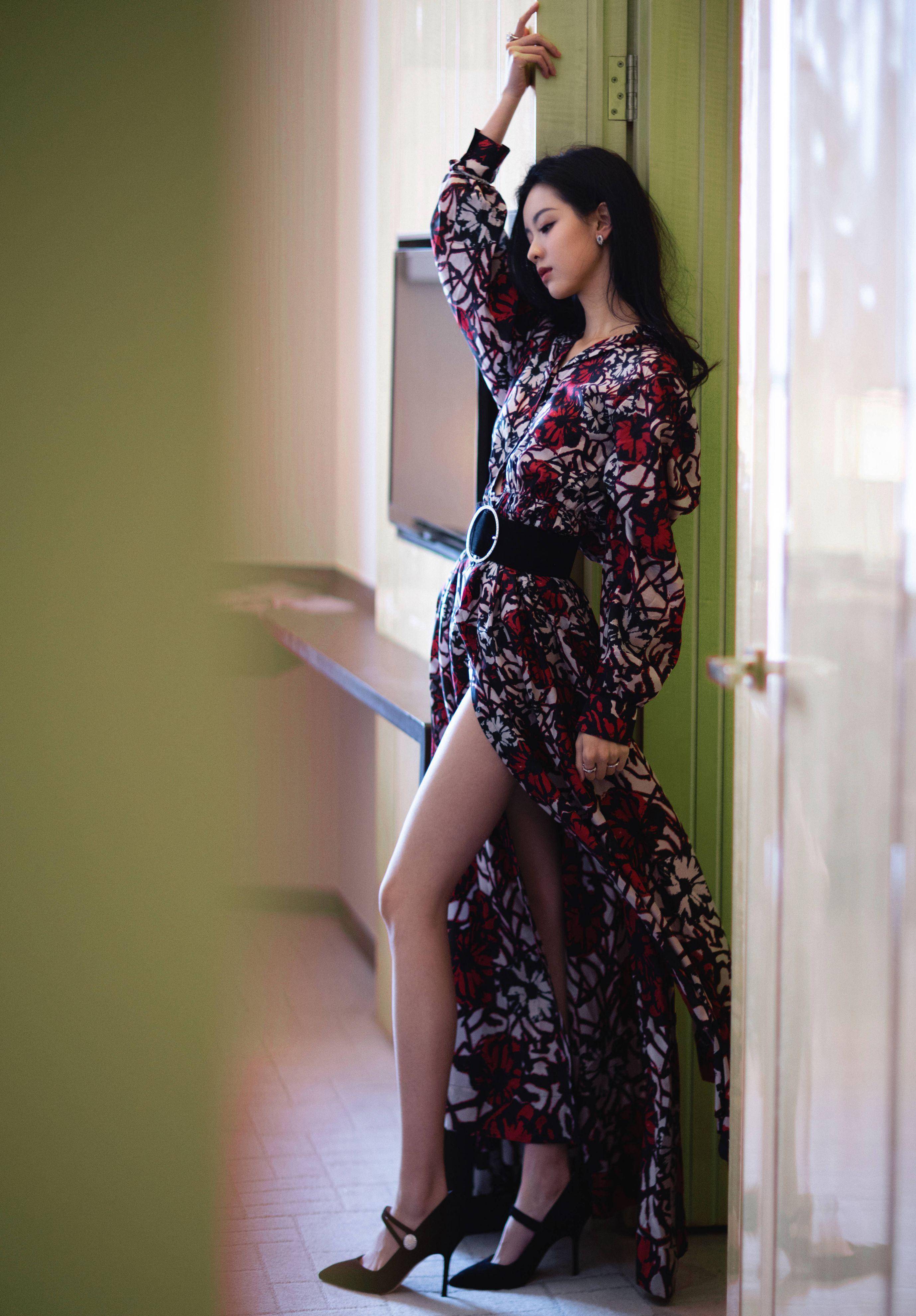 原创陈都灵密境花园大片一身绿色抹身材长裙莞尔一笑脖颈衬托得好白