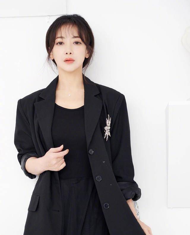 陈紫函身材太好了,四十多岁还穿吊带出门,一点也不像中年人_西装_时尚