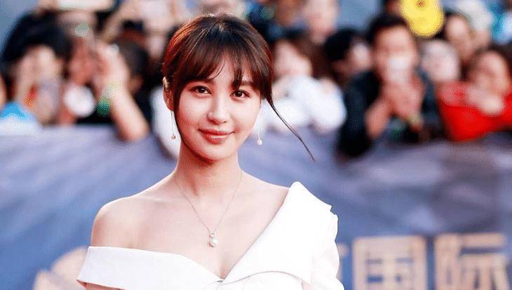她是黄晓明的前女友,分手后开启野蛮生长,如今身材完全不输baby!