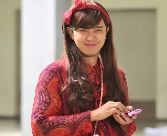 而熟悉他的人都知道,罗志祥这身男扮女装,是他最经典的反串形象"