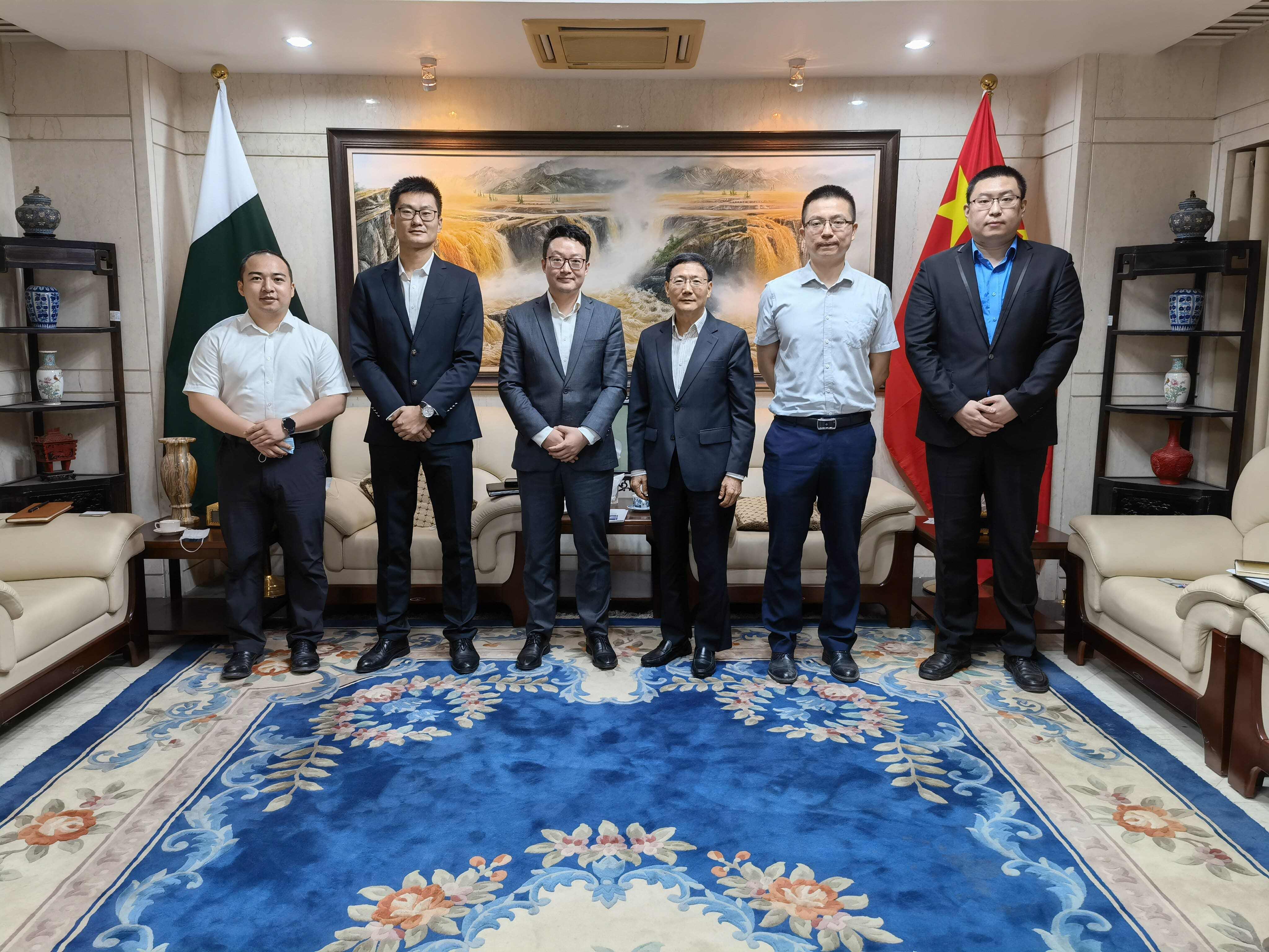 驻卡拉奇总领事李碧建会见山东科瑞集团负责人
