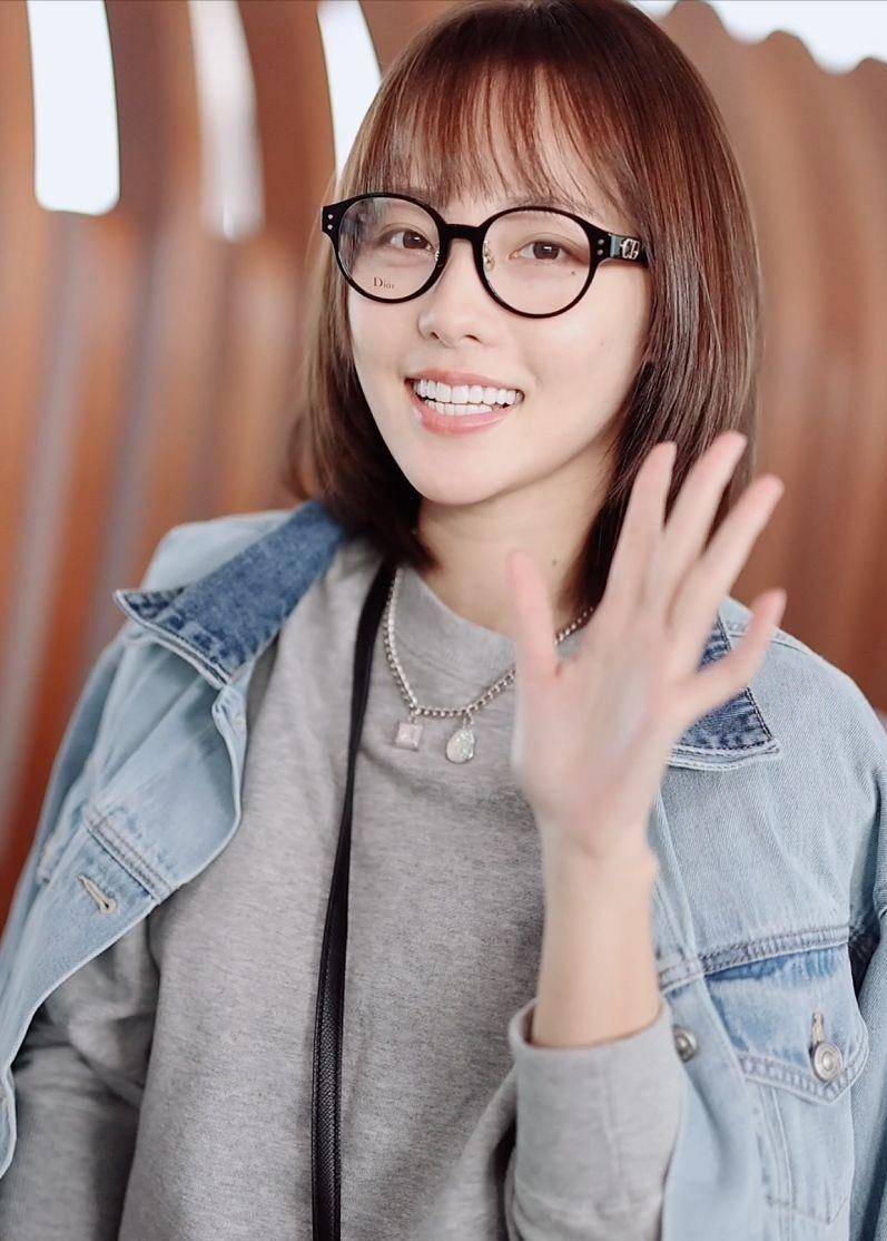 "猫系女"张嘉倪素颜好温柔,齐刘海温婉可人,真不怪买超被迷住_卫衣