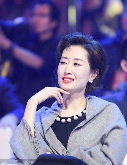 刘敏涛颜值气质真好,同框王鸥也不输,两人太有女人味了_礼服_裙子