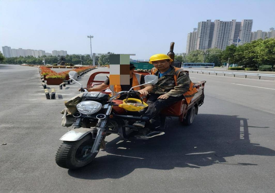 三轮摩托车违法载人危害大拘留罚款