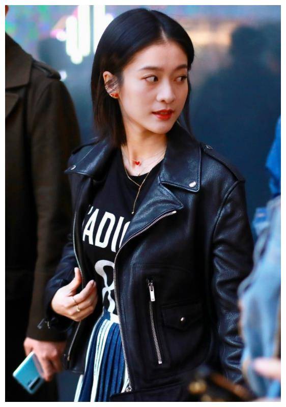 22岁张雪迎气质超群皮衣搭配百褶长裙一身混搭居然意外好看