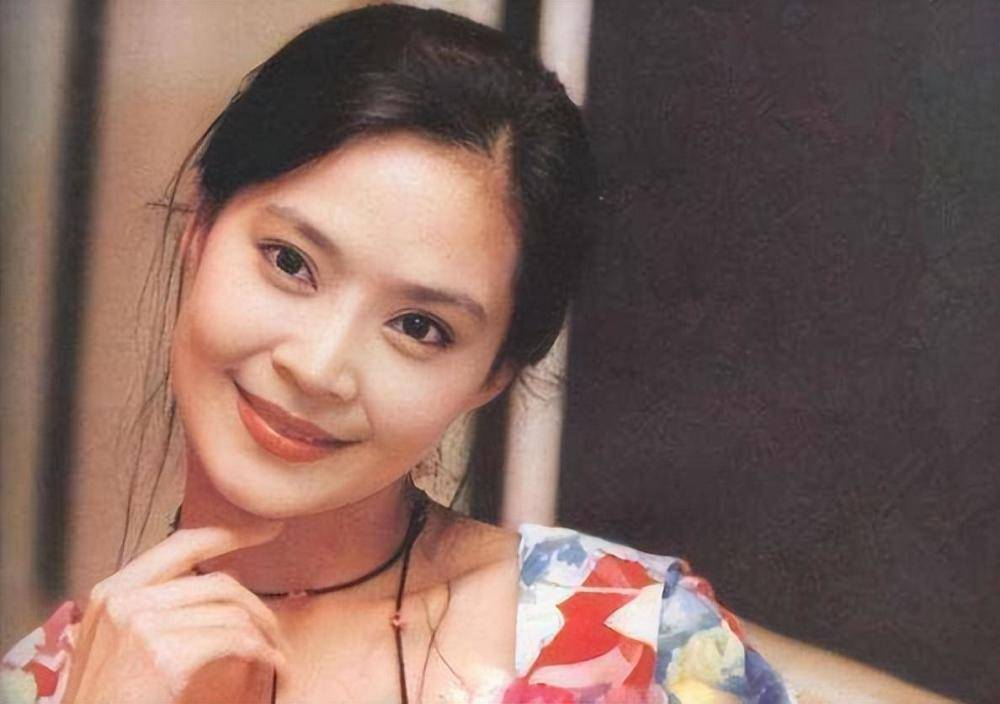 自然老去的俞小凡:穿衣要有花,裙摆过膝,58岁依然优雅大方_女人_黑色