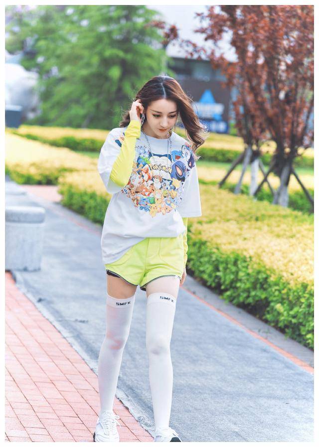 迪丽热巴私服亮眼,荧光t配短裤清新明媚,穿长筒袜显少女_丝袜_白色