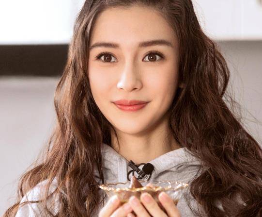 杨颖18岁的照片流出,打扮像精神小妹,黄教主:后悔来得及吗_明星_演技
