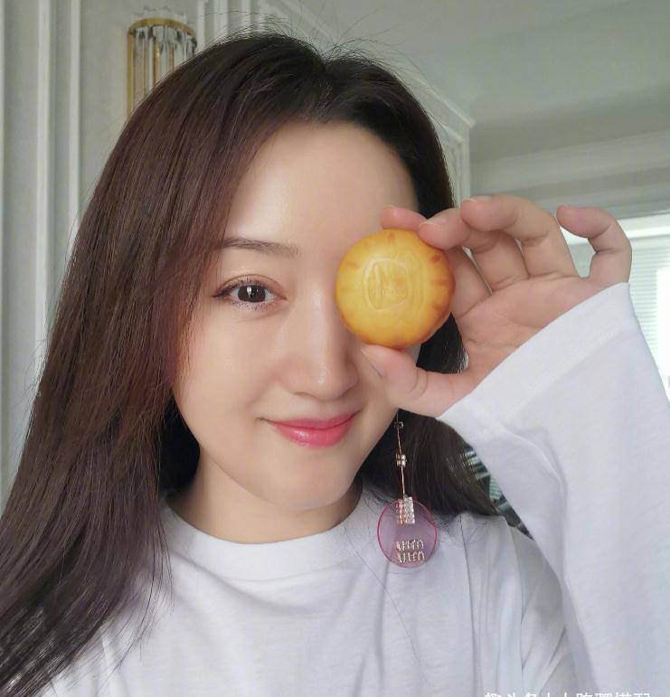 50岁还在当"玉女"的杨钰莹,才是普通人最该学习的时尚榜样_气质_少女