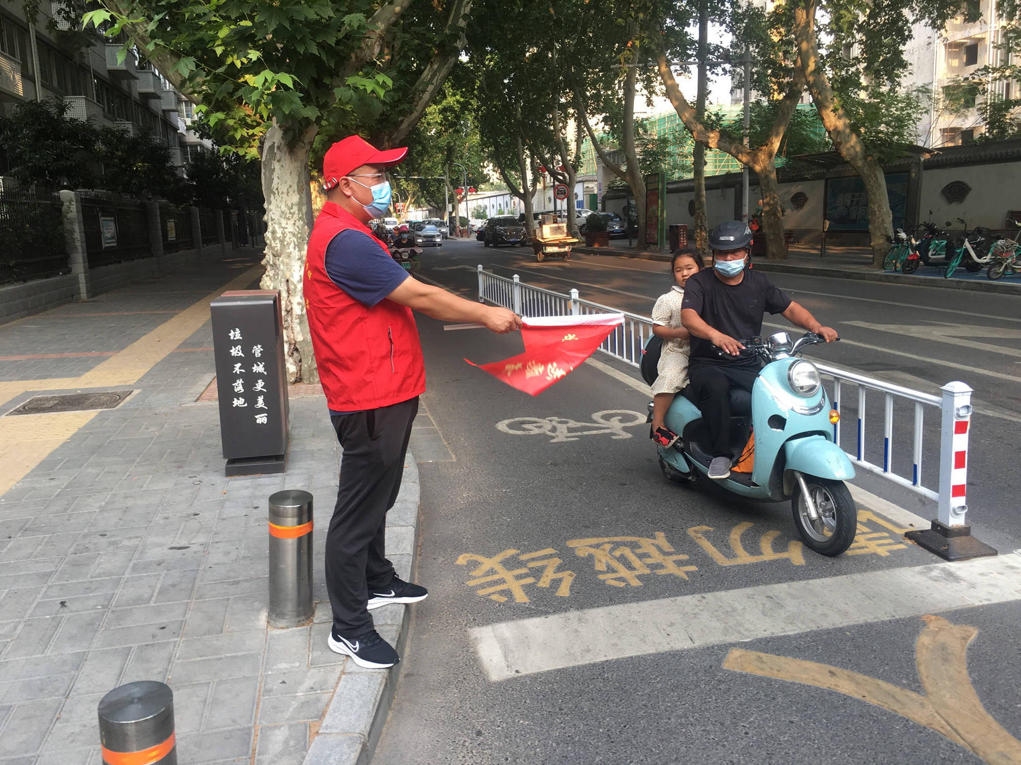 郑州市信息技术学校开展党员志愿者文明交通执勤活动_服务_市民_行政