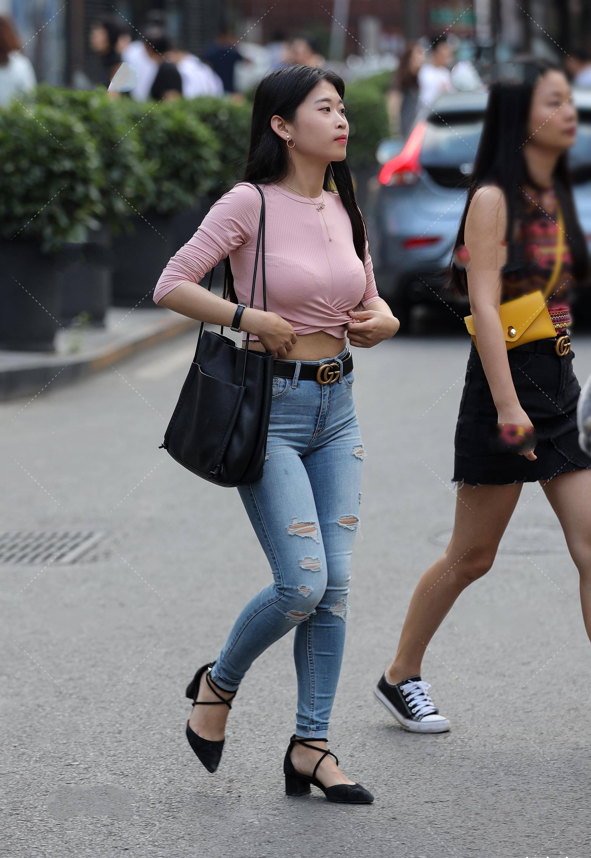 原创粉色圆领长袖露脐短衫既是符合保守的设计也符合夏季的清凉穿搭