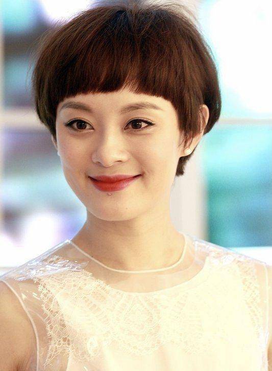 孙俪就该换发型,剪齐刘海波波头配薄纱裙好洋气,年轻10岁不止_连衣裙