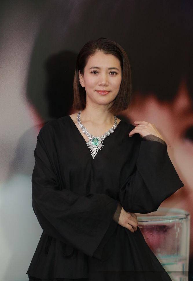 袁咏仪难逃发福?一身黑造型穿出大妈感,短发差点让人认不出.