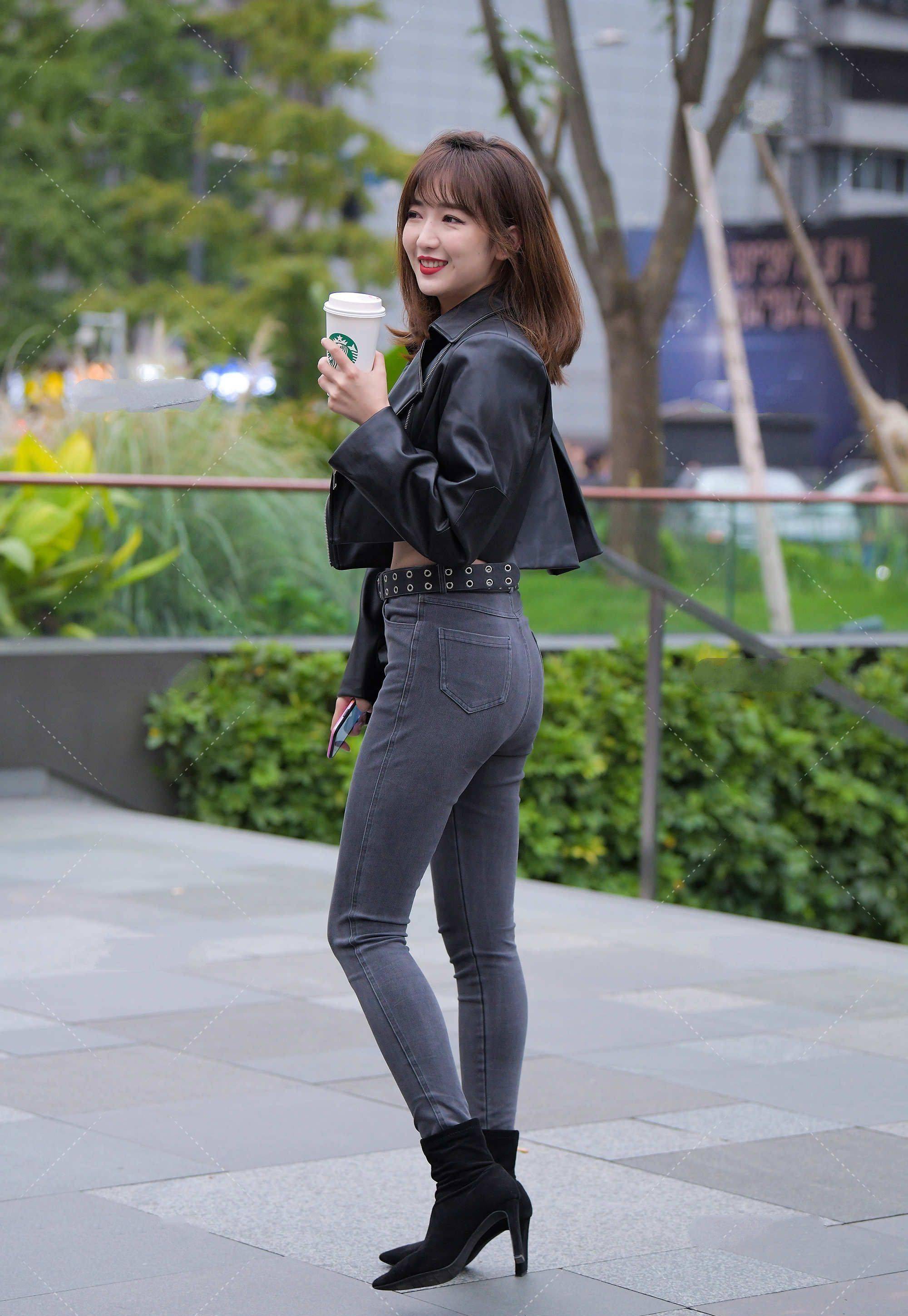 皮衣外套帅气十足搭配牛仔裤休闲时尚黑色穿搭散发高冷范儿