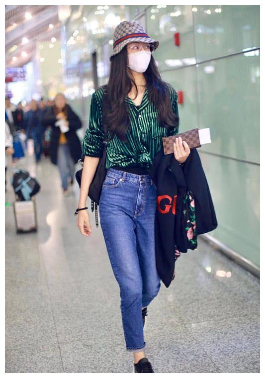 接着看到韩雪脚上穿着一双黑色运动鞋.