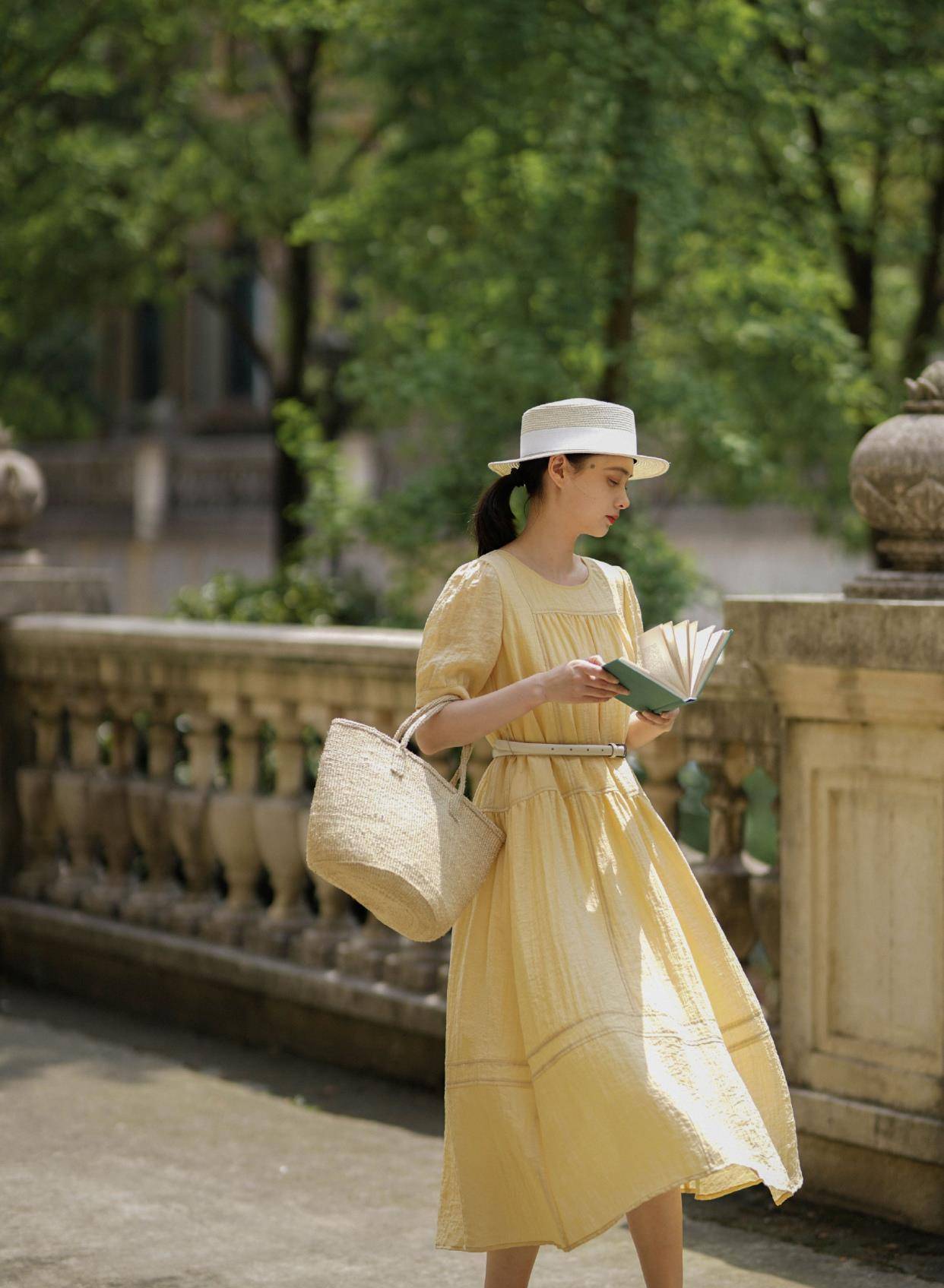 春末夏初,被这种"简约风"穿搭圈粉了,舒适洋气,怎么穿都好看_服装