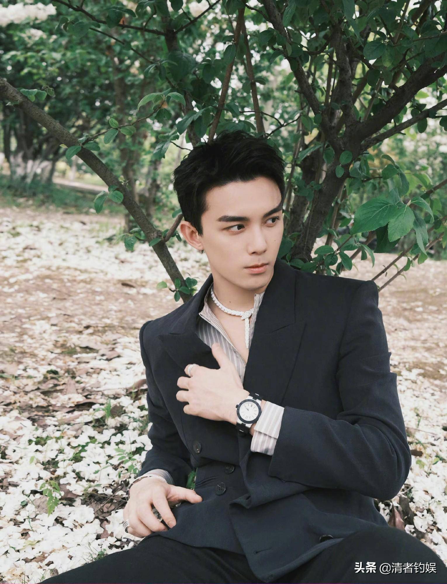 吴磊被助理拉低领口,本人口型:你故意的_迪丽热巴来_魅力_镜头