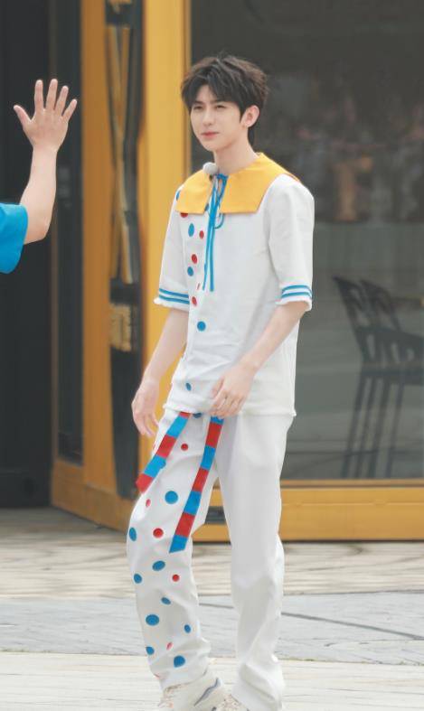 原创没想到蔡徐坤瘦成这样竟把睡衣穿成高定服装这身材让人崩溃