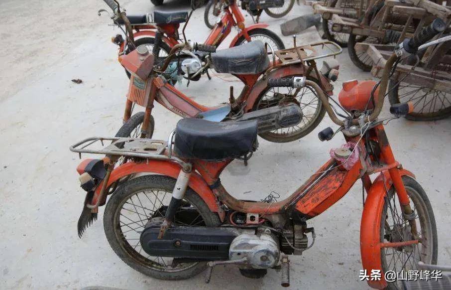 了摩托车,记得当时我们管这种摩托车叫"弯狗"(车型小巧且声音特别大)