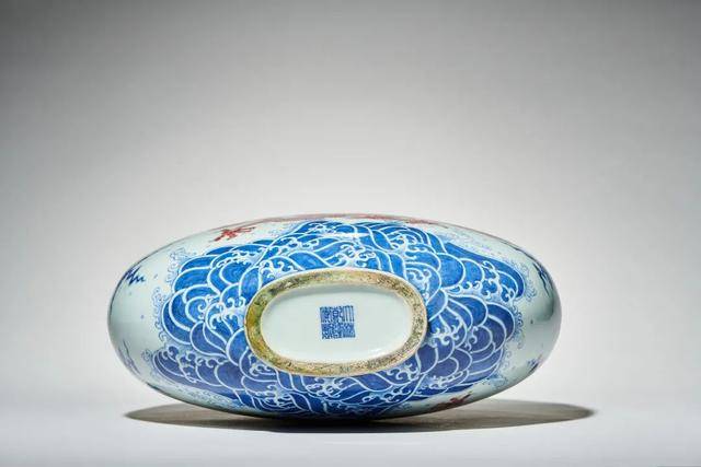 威仪横贯，气夺千里——清乾隆青花釉里红海水云龙纹双耳抱月瓶_