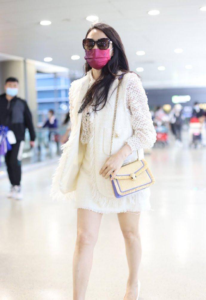 53岁伊能静扮少女没违和感一身白色穿搭甜美温柔清新俏皮